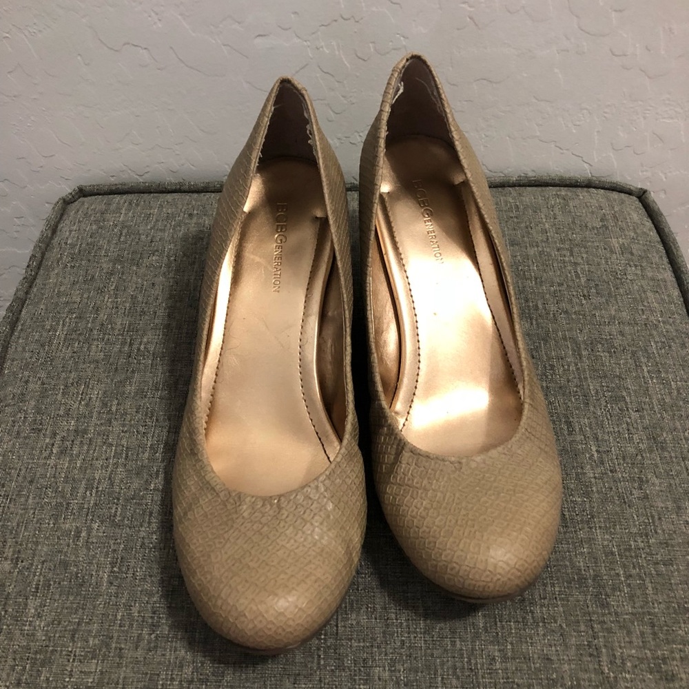 Bcbg round toe wedges